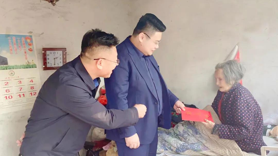 夕陽(yáng)無(wú)限好，敬老情更濃——東岳機(jī)械走訪百歲老人